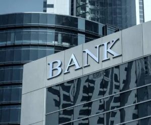 Las inversiones le permiten aumentar su patrimonio con el tiempo al invertir su dinero en activos como acciones, bonos, fondos, bienes raíces y más, pero siempre implican riesgos, como la volatilidad del mercado, la posible pérdida de capital y la inflación que erosiona los rendimientos. La clave es invertir con una estrategia clara, una diversificación adecuada y solo con capital que no comprometa su estabilidad financiera.