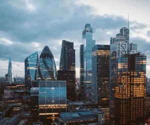 Las criptomonedas ofrecen un alto potencial de rentabilidad y mayor libertad financiera gracias a su descentralización, operando en un mercado abierto las 24 horas. Sin embargo, son un activo de alto riesgo debido a su extrema volatilidad y la falta de regulación. Los principales riesgos incluyen pérdidas rápidas y fallos de ciberseguridad. La clave del éxito reside en invertir únicamente con una estrategia clara y con capital que no comprometa su estabilidad financiera.