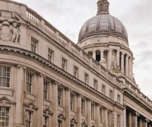 Las inversiones le permiten aumentar su patrimonio con el tiempo al invertir su dinero en activos como acciones, bonos, fondos, bienes raíces y más, pero siempre implican riesgos, como la volatilidad del mercado, la posible pérdida de capital y la inflación que erosiona los rendimientos. La clave es invertir con una estrategia clara, una diversificación adecuada y solo con capital que no comprometa su estabilidad financiera.