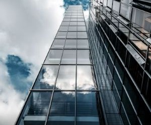 Forex ofrece oportunidades para beneficiarse de las fluctuaciones entre las monedas globales en un mercado altamente líquido que opera las 24 horas del día, pero también es un ámbito de alto riesgo debido al apalancamiento, la fuerte volatilidad y el impacto de las noticias macroeconómicas; la clave es operar con una estrategia clara, una gestión estricta de los riesgos y solo con capital que pueda permitirse perder sin afectar su estabilidad financiera.