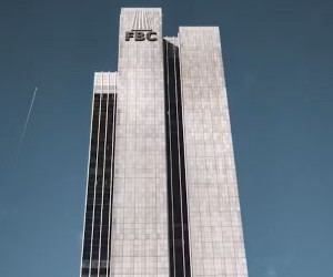 Las criptomonedas ofrecen un alto potencial de rentabilidad y mayor libertad financiera gracias a su descentralización, operando en un mercado abierto las 24 horas. Sin embargo, son un activo de alto riesgo debido a su extrema volatilidad y la falta de regulación. Los principales riesgos incluyen pérdidas rápidas y fallos de ciberseguridad. La clave del éxito reside en invertir únicamente con una estrategia clara y con capital que no comprometa su estabilidad financiera.