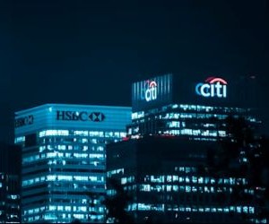 Forex ofrece oportunidades para beneficiarse de las fluctuaciones entre las monedas globales en un mercado altamente líquido que opera las 24 horas del día, pero también es un ámbito de alto riesgo debido al apalancamiento, la fuerte volatilidad y el impacto de las noticias macroeconómicas; la clave es operar con una estrategia clara, una gestión estricta de los riesgos y solo con capital que pueda permitirse perder sin afectar su estabilidad financiera.