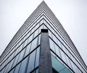 Las criptomonedas ofrecen un alto potencial de rentabilidad y mayor libertad financiera gracias a su descentralización, operando en un mercado abierto las 24 horas. Sin embargo, son un activo de alto riesgo debido a su extrema volatilidad y la falta de regulación. Los principales riesgos incluyen pérdidas rápidas y fallos de ciberseguridad. La clave del éxito reside en invertir únicamente con una estrategia clara y con capital que no comprometa su estabilidad financiera.