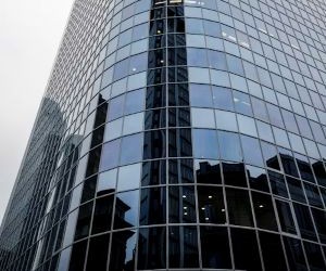 Las criptomonedas ofrecen un alto potencial de rentabilidad y mayor libertad financiera gracias a su descentralización, operando en un mercado abierto las 24 horas. Sin embargo, son un activo de alto riesgo debido a su extrema volatilidad y la falta de regulación. Los principales riesgos incluyen pérdidas rápidas y fallos de ciberseguridad. La clave del éxito reside en invertir únicamente con una estrategia clara y con capital que no comprometa su estabilidad financiera.