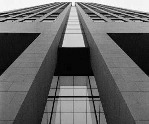 Materias primas como el oro, el petróleo, los productos agrícolas y los metales industriales ofrecen oportunidades para diversificar su cartera y protegerse contra la inflación, pero también son activos de alto riesgo debido a la volatilidad de los precios, las tensiones geopolíticas y los choques entre la oferta y la demanda; la clave es invertir con una estrategia clara, una comprensión de los impulsores subyacentes del mercado y solo con capital que no comprometa su estabilidad financiera.