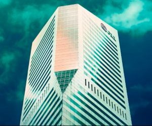 Las criptomonedas ofrecen un alto potencial de rentabilidad y mayor libertad financiera gracias a su descentralización, operando en un mercado abierto las 24 horas. Sin embargo, son un activo de alto riesgo debido a su extrema volatilidad y la falta de regulación. Los principales riesgos incluyen pérdidas rápidas y fallos de ciberseguridad. La clave del éxito reside en invertir únicamente con una estrategia clara y con capital que no comprometa su estabilidad financiera.