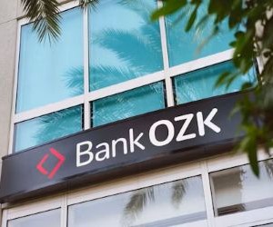 Las inversiones le permiten aumentar su patrimonio con el tiempo al invertir su dinero en activos como acciones, bonos, fondos, bienes raíces y más, pero siempre implican riesgos, como la volatilidad del mercado, la posible pérdida de capital y la inflación que erosiona los rendimientos. La clave es invertir con una estrategia clara, una diversificación adecuada y solo con capital que no comprometa su estabilidad financiera.