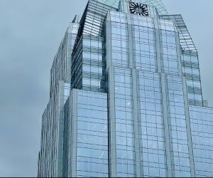 Materias primas como el oro, el petróleo, los productos agrícolas y los metales industriales ofrecen oportunidades para diversificar su cartera y protegerse contra la inflación, pero también son activos de alto riesgo debido a la volatilidad de los precios, las tensiones geopolíticas y los choques entre la oferta y la demanda; la clave es invertir con una estrategia clara, una comprensión de los impulsores subyacentes del mercado y solo con capital que no comprometa su estabilidad financiera.