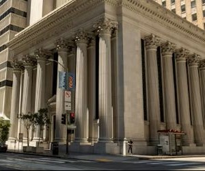 Las inversiones le permiten aumentar su patrimonio con el tiempo al invertir su dinero en activos como acciones, bonos, fondos, bienes raíces y más, pero siempre implican riesgos, como la volatilidad del mercado, la posible pérdida de capital y la inflación que erosiona los rendimientos. La clave es invertir con una estrategia clara, una diversificación adecuada y solo con capital que no comprometa su estabilidad financiera.