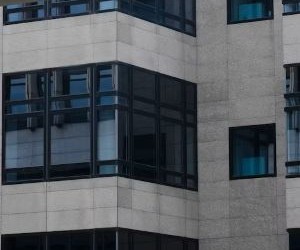 Las inversiones le permiten aumentar su patrimonio con el tiempo al invertir su dinero en activos como acciones, bonos, fondos, bienes raíces y más, pero siempre implican riesgos, como la volatilidad del mercado, la posible pérdida de capital y la inflación que erosiona los rendimientos. La clave es invertir con una estrategia clara, una diversificación adecuada y solo con capital que no comprometa su estabilidad financiera.